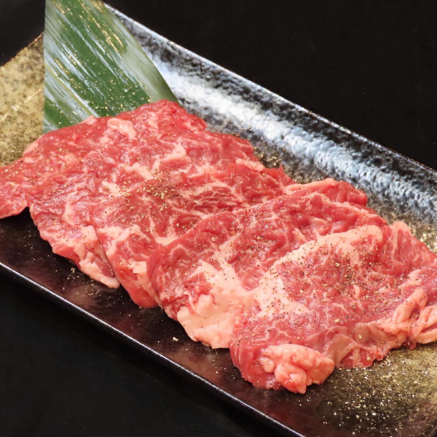 「え？この部位、食べたことないかも…？」そんなあなたに食べてほしい！＼宮崎県産牛ツラミ（頬肉）／赤身派にウケが良い旨みギュッと詰まった“隠れ人気商品ですコリッとした歯ごたえと、噛むたび広がる味の深み。タレでも塩でもハマる！希少部位なので…お早めに！来店のたびにリピートするファン多数◎#焼肉Jyu #ツラミ #宮崎牛 #希少部位 #焼肉最高 #お肉大好き #頬肉 #宮崎グルメ旅 #宮崎ディナー