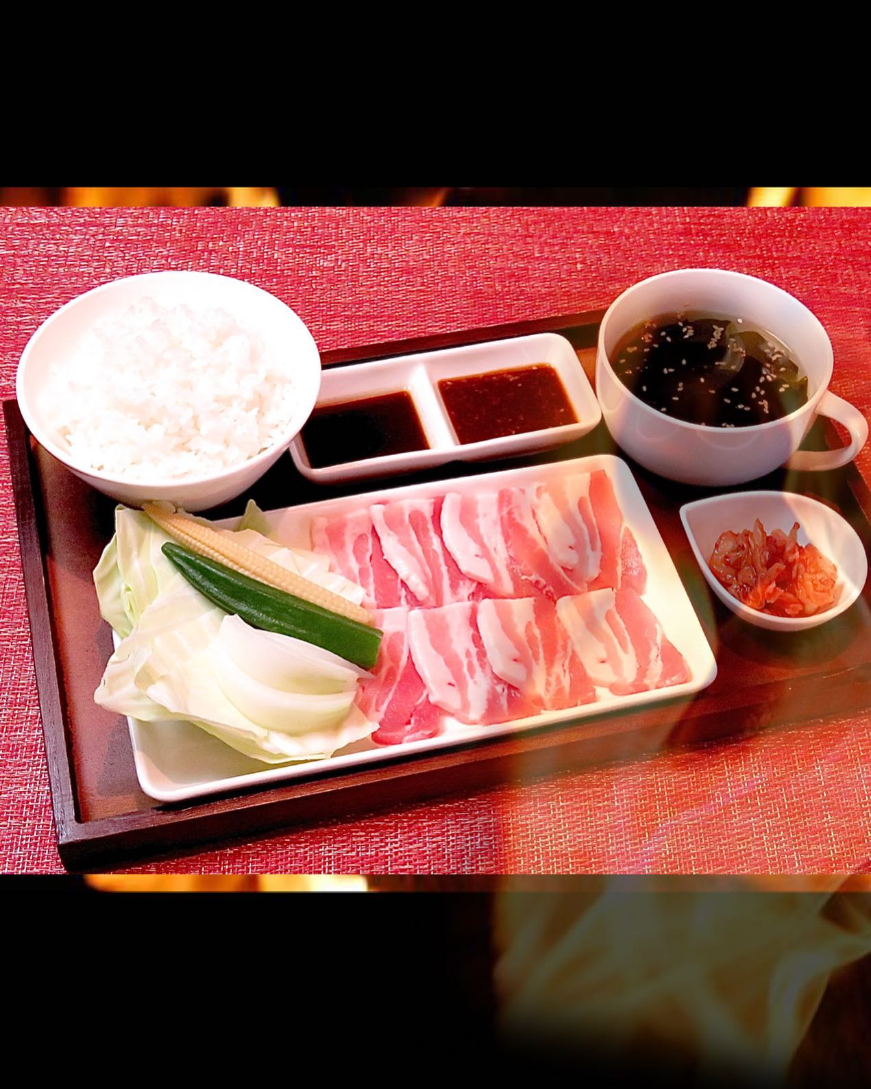 こんにちは！焼肉Jyuです！今日は｢豚バラセット｣のご紹介です！とってもジューシーでご飯がススム、美味しい豚バラはいかがですか？定食ではお肉100ｇから200ｇまでお選びいただけるので、お好きなサイズでご注文ください！提供の際にはタレをつけてお出ししているのですが、これが美味しい！噛めば噛むほどジュワジュワとした味が染み出るんです🤤一緒にお出しするスープとも相性抜群です！どうしても油っこいと感じてしまいがちな豚肉ですが、食後はスープでさっぱりやみつきになります️ぜひお楽しみください！ #焼肉jyu  #焼肉  #一人焼肉  #宮崎牛0985-89-2915 宮崎県宮崎市橘通西３丁目８−８午前11時〜翌4時(日曜日は午後10時まで)