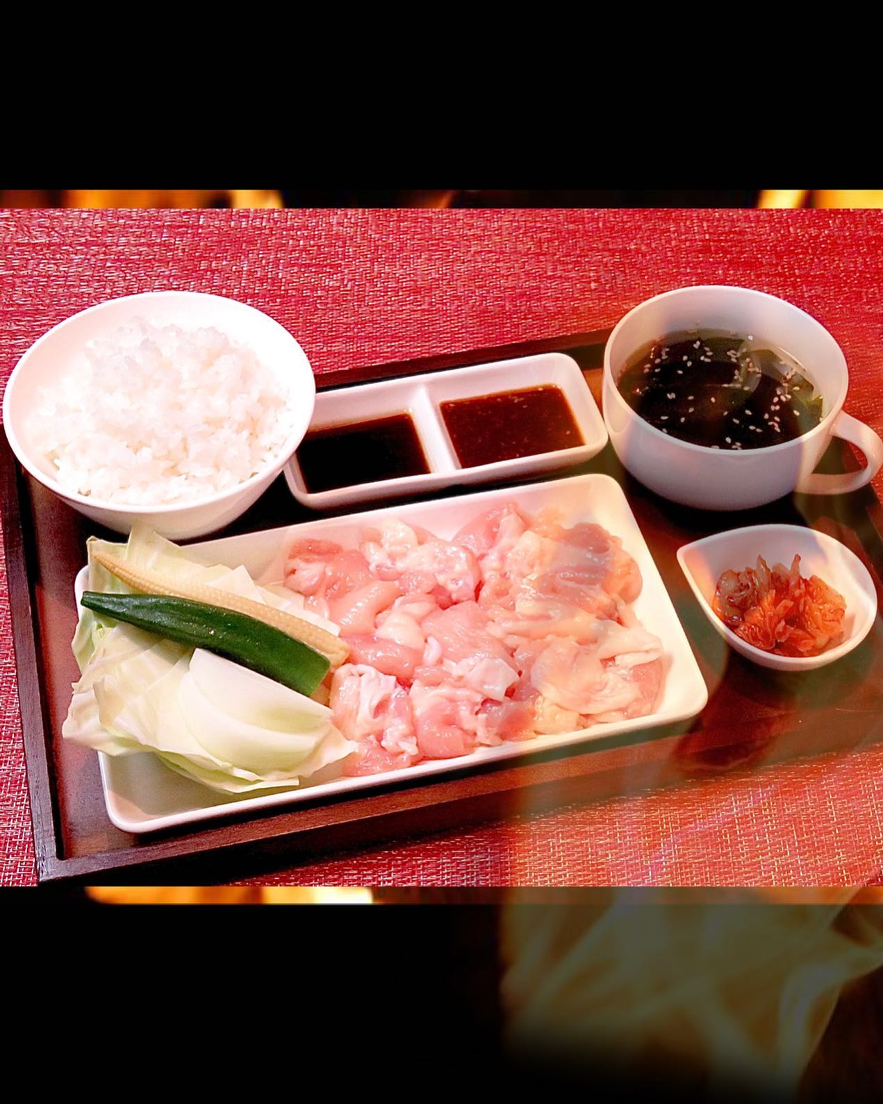 こんにちは！焼肉Jyuです！今回はInstagram担当イチオシの｢漬け込み鶏焼肉定食｣！実は、中央通りにある｢とりえもん｣さんは当店の系列店となっています！系列ということで、その技術を生かし、当店でも鶏肉にこだわりを持っているんです自家製タレで漬け込んだ漬け込み鶏🐓生のままでもいい香りがします🤤(生で食べないでくださいね！)網に載せると香ばしい香りがして、食欲がそそられます！焼き終わったプリプリの鶏肉はいくらでも食べられそう🤤タレは辛味噌ダレ、醤油ダレの2種類ご用意していますが、どちらもとっても合いますよ！辛味噌ダレはピリ辛で、鶏のジューシーさも相まってお酒にピッタリです醤油ダレは比較的さっぱりしていて、たくさん食べたい時にはバッチリ！野菜との相性も良いですよ🥬ぜひどちらも試して見てくださいね最初はタレをつけずにそのままの味を確かめてみるのもおすすめですよ♬しかもなんと！美味しい鶏肉の定食は、お値段がとってもお手頃価格！100ｇ620円からご用意しています！気になる方はぜひ！焼肉Jyuでお待ちしています🤩 #焼肉jyu  #焼肉  #一人焼肉  #宮崎牛0985-89-2915 宮崎県宮崎市橘通西３丁目８−８午前11時〜翌4時(日曜日は午後10時まで)