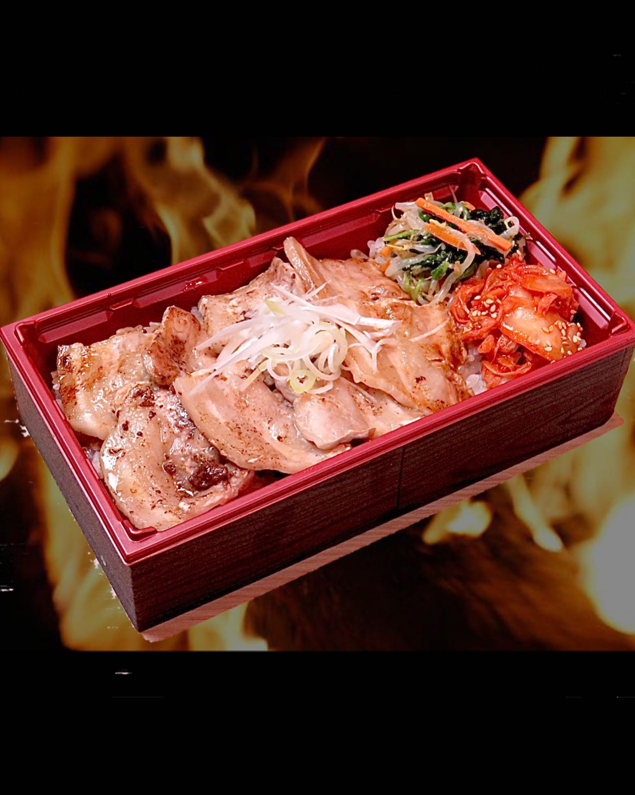 皆さんこんにちは！焼肉Jyuです！今回はお弁当第2弾旨ダレ塩豚カルビ重のご紹介！ご飯の上に香ばしいタレのかかった豚肉が乗っていて、とってもいい香り！タレはザラザラした食感が特徴の塩ダレで、ご飯が進みますペロッと食べられちゃう！この塩ダレは牛タンなどと一緒に提供しているものと同じなので、もしかしたら召し上がられたことがある方もいるかもしれませんね🤔実はこのタレ、スタッフも好きな方が多いんですよ！ぜひ1度お試しくださいさて、そんな塩ダレが存分にかかったお弁当ですが、おすすめはやっぱりしっかり温めて食べること！！豚肉なので、冷えてしまうと固くて食べにくくなってしまいます🥲もちろん当店でも温めが出来ますご購入される際にお聞きしているので、すぐ食べられる方は温めてからお持ち帰りください！さてさて、本日はお弁当(豚ver)紹介でした♡いかがですか？次は鶏のお弁当も紹介致します！ぜひ楽しみにお待ちください0985-89-2915 宮崎県宮崎市橘通西３丁目８−８午前11時〜翌4時(日曜日は午後10時まで)