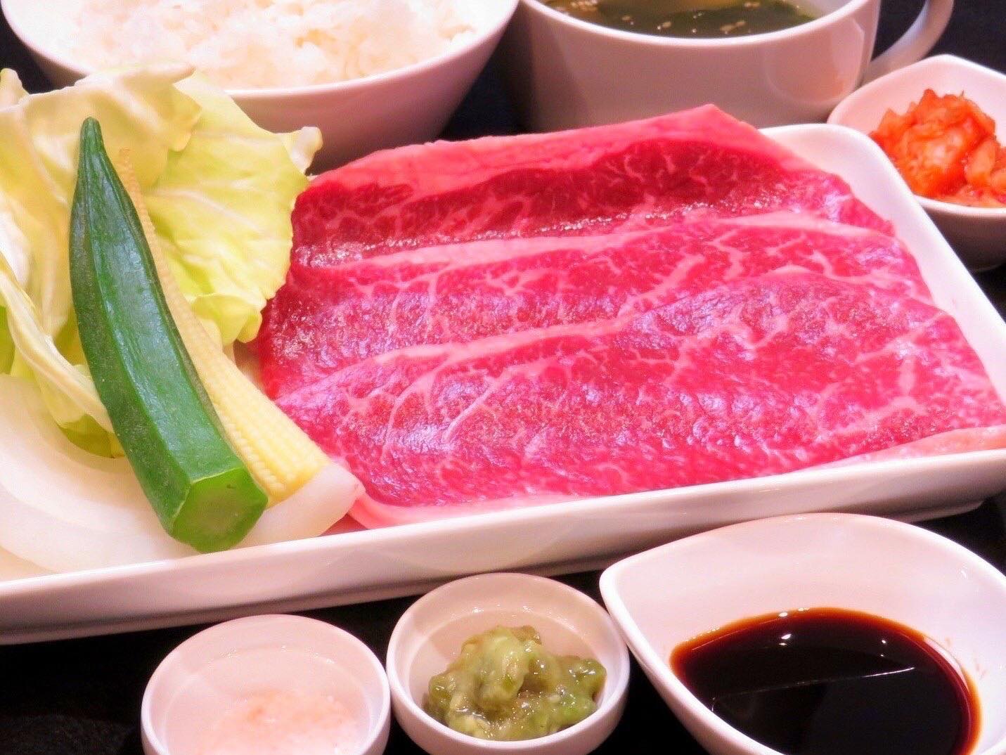 皆さんこんにちは！焼肉Jyuです！まん延防止等重点措置期間も明け、街にも少しずつ活気が戻ってきましたね体調に気をつけながら、美味しいものを食べて力をつけていきましょう！さて、焼肉Jyuではまん延防止期間中に様々な点が変更致しました！何種もの新メニュー、入口の看板、各席のアンケートなどなど…スタッフもびっくり！このアカウントでももちろん紹介していきます！焼肉Jyuを外食の選択肢に入れてもらえれば幸いです本日紹介するのは、「宮崎牛厳選ももセット」🥓史上初！内閣総理大臣賞を3大会連続で受賞した、宮崎自慢の牛ももカルビなどと比べて脂が控えめで、あっさりと楽しめるお肉です単品メニューだけでなく、定食セットのお肉もこのようにバリエーションが増えました！おひとり様でのご利用も沢山していただいて、嬉しいお声も頂いておりますぜひ皆様のご来店お待ちしております！#焼肉Jyu #宮崎牛 #街中ごはん #一番街 #一人焼肉0985-89-2915 宮崎県宮崎市橘通西３丁目８−８11:00~22:00