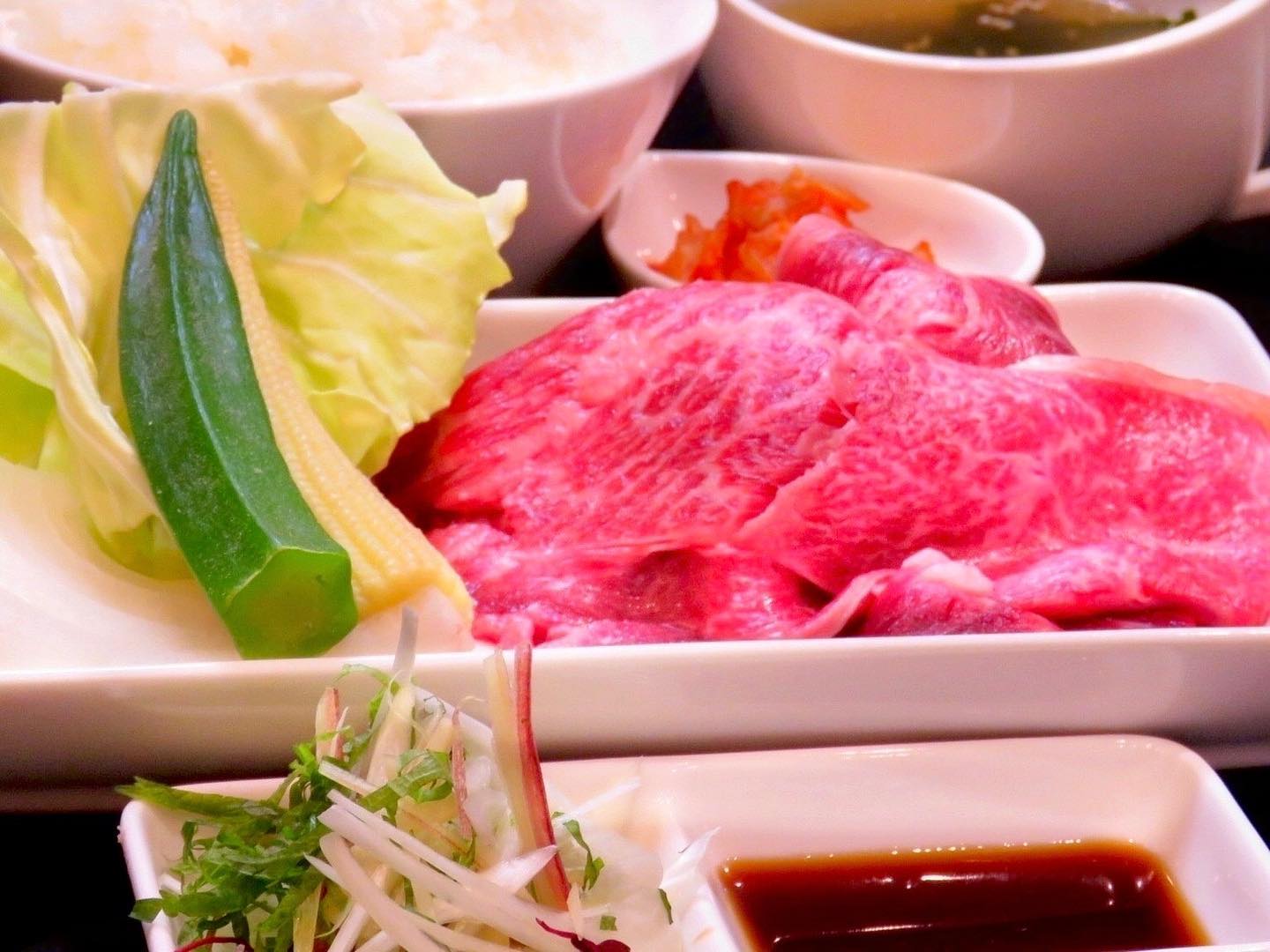 皆さんこんにちは！焼肉Jyuです！本日紹介するのは「宮崎県産牛上ロース 最強薬味ポン酢セット」です！今までにも県産牛上ロースの定食はありましたが、それを改良したものが２種類新たにメニューに加わりました！そのひとつがこちらです！「最強薬味って何…？｣と思われた方、ぜひお試しください！こだわりを詰め込んだ特製薬味は、ミョウガや大葉などのさっぱりした味わいでまさしく最強！ポン酢も自家製のものを使用しており、甘酸っぱさとご飯の相性が抜群なんですちなみにこちら、社長イチオシメニューです🤩自慢の逸品ですよロースは軽く炙るように焼いて、お好きな大きさにハサミでカットしてお召し上がりください感想もお待ちしております🤍#焼肉Jyu #宮崎牛 #街中ごはん #一番街 #一人焼肉0985-89-2915 宮崎県宮崎市橘通西３丁目８−８11:00~22:00