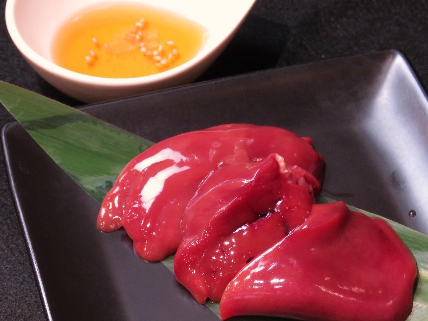 皆さんこんにちは！焼肉Jyuです！本日からサイドメニューのご紹介をしていきます！やっぱり宮崎といえば、鳥刺しやたたきなども美味しいですよねそんな生ものたちを順番にご紹介したいと思います本日は「低温調理鶏レバ刺し」！ツヤツヤのレバーが美味しそう🤤今まで焼肉用はご用意していたのですが、新メニューとして登場致しました！レバーは生ではなく、低温で中心まで火を通しているので安心してお召し上がり頂けます味、食感ともに「まるで生！？」と驚かれること間違いなし鉄分が気になる方も！お酒と一緒に楽しみたい方も！是非一度お試しください️0985-89-2915 宮崎県宮崎市橘通西３丁目８−８11:00~22:00