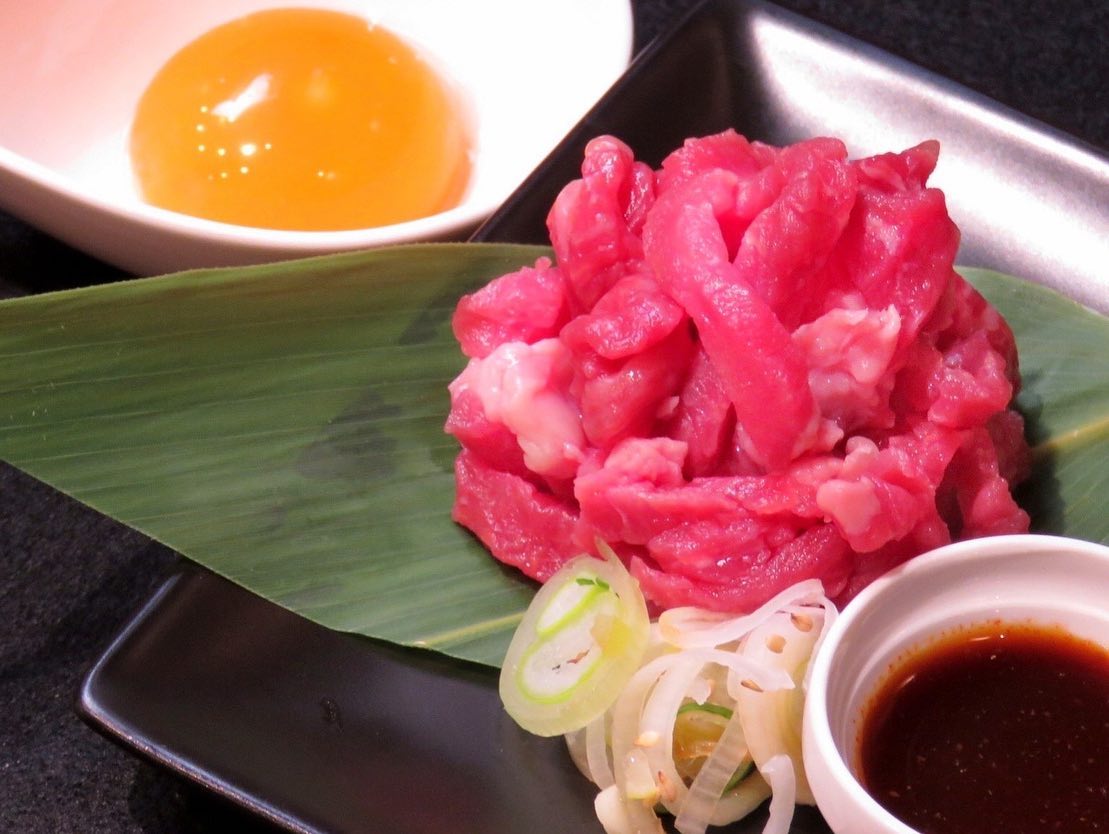 皆さんこんにちは！焼肉Jyuです！本日は2種類のユッケを紹介します！まずは「和牛ユッケ」ひと口食べると肉の旨みが口いっぱいに広がります！ねっとりとした口当たりで余韻が続き、最後までずっと美味しい塩漬(えんせき)処理を行い、厚生労働省の定める基準をクリアしているので、お子様からご年配の方まで安心してお召し上がりいただけますそして「馬肉ユッケ」カナダ産生馬肉のユッケです！馬肉ユッケは以前からメニューにあり、お手頃価格でたくさんの方に愛されている1品です1人でゆっくり楽しみたい時にも！グループで飲み会する時も！ひと皿あれば席をもっと楽しめるのではないでしょうか実は馬肉は他の動物と比べて雑菌が繁殖しにくく、また高い衛生基準をクリアしているため、現在でも提供が可能な数少ない生肉です！焼肉Jyuにお越しになる際にはぜひお試しください0985-89-2915 宮崎県宮崎市橘通西３丁目８−８11:00~22:00