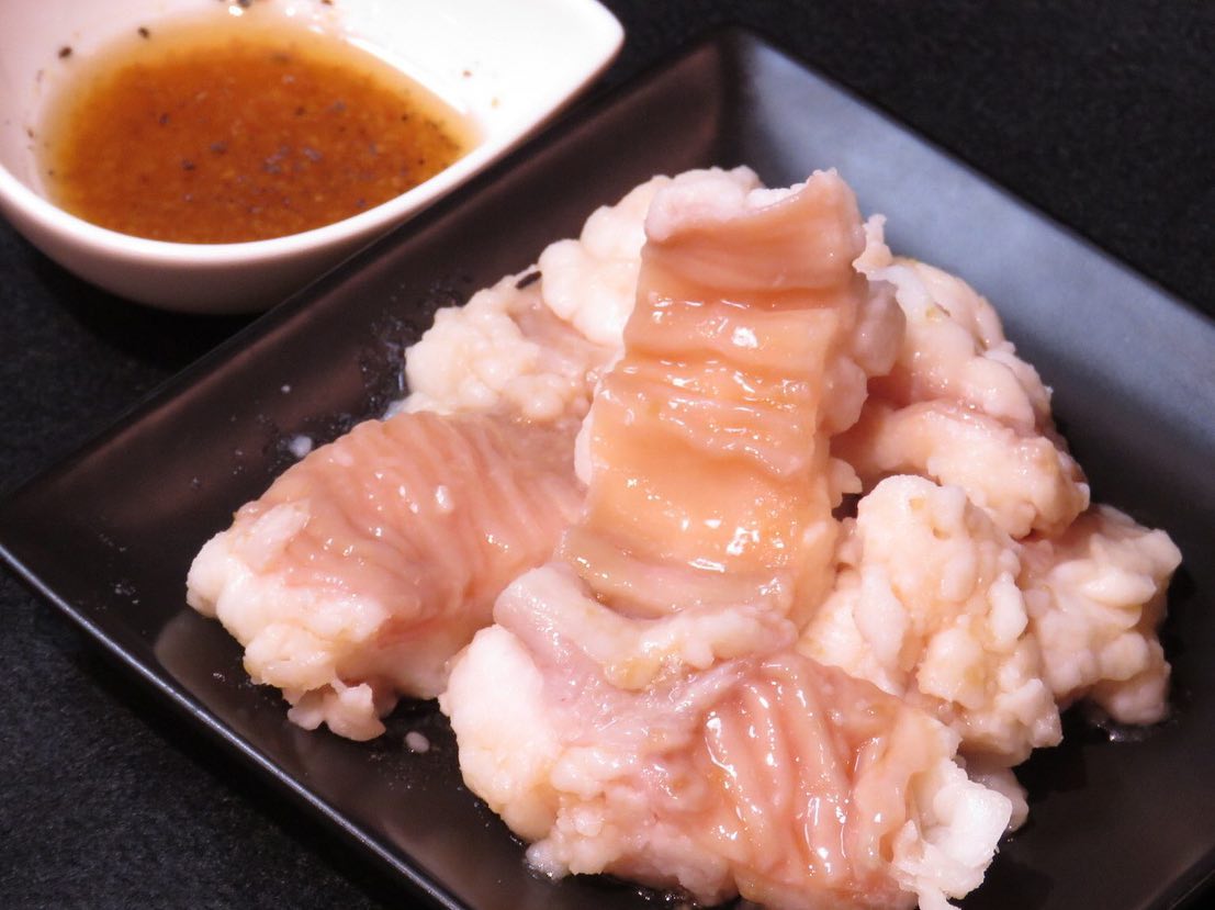 皆さまこんにちはアルバイトのKです。僕のおすすめは牛ホルモンです。お肉が甘くて超おいしいです。ご飯にも合うし、ビールにも合うし、最強であります。旨辛、ネギ塩、、プレーンの3種類をお出しできます。お好みに合わせてご注文ください️