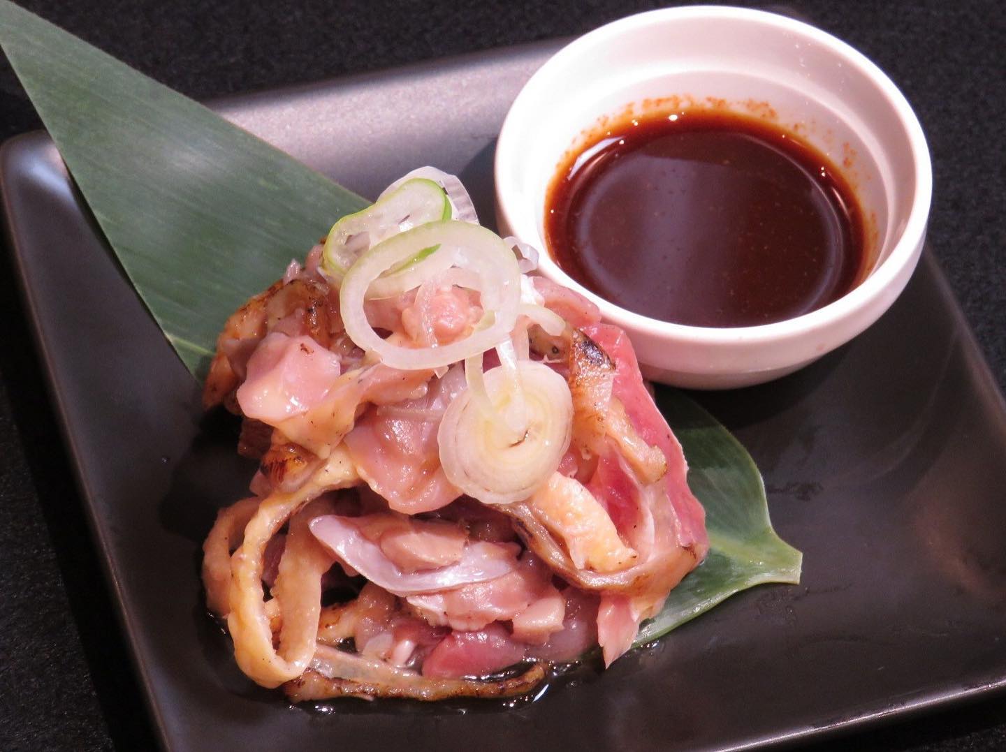 こんばんは焼肉Jyuです今日はアルバイトのMおすすめの一品を紹介します🫠私のおすすめは『地鶏のたたき』です🐓宮崎名物の地鶏のたたきは安定の美味しさでお酒のおつまみとしてもよく合います焼肉の前にサッと食べられるJyu自慢の逸品です！是非一度食べてみてください#焼肉jyu #宮崎ランチ #宮崎グルメ #宮崎焼肉