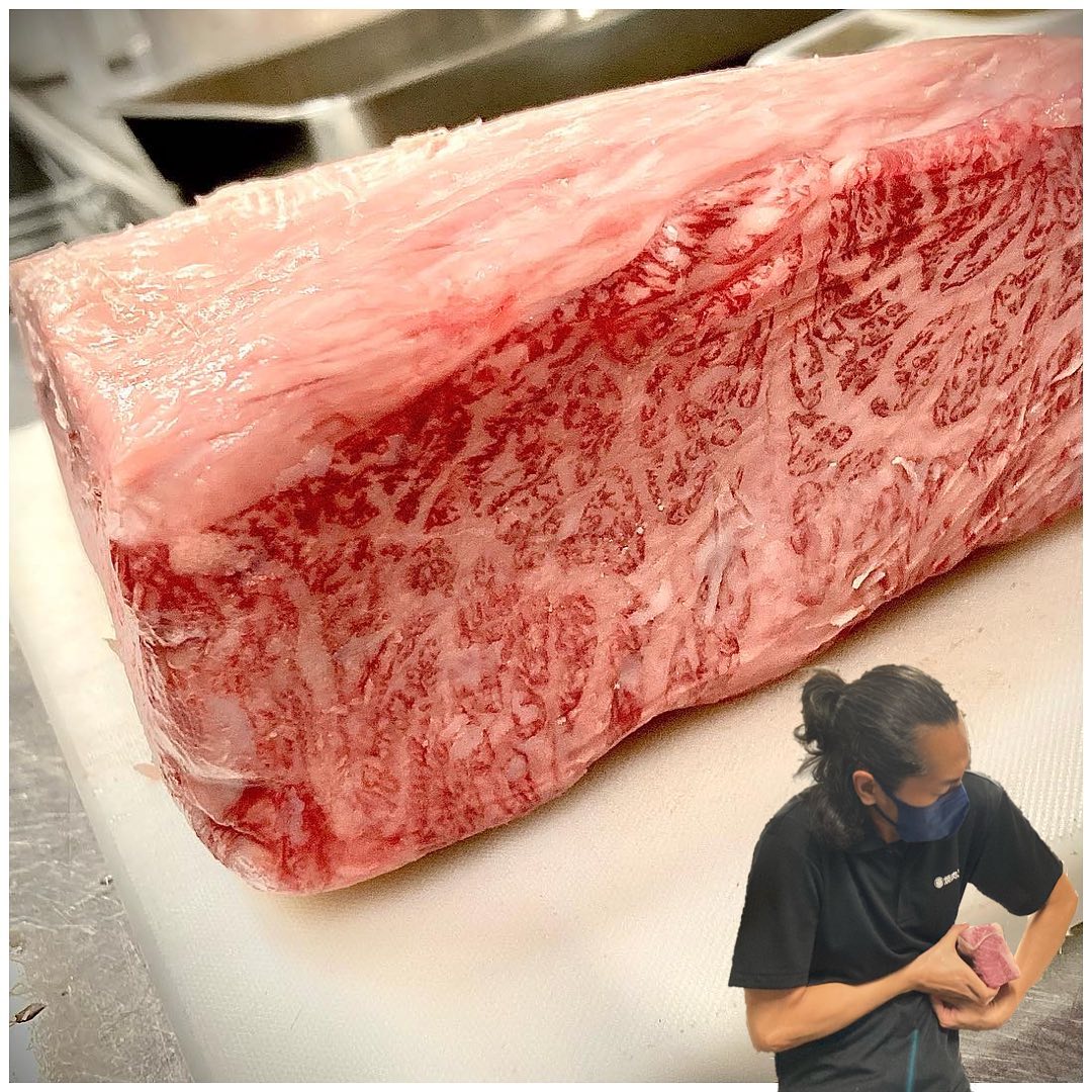 皆さんこんにちは！焼肉Jyuです！お盆がやって参りました！普段会えない親戚や友人と会える機会ですね流行病もまだまだおさまる気配がないですが...感染症対策万全の焼肉Jyuで、家族や友人との再会を喜びましょう本日はJyuオススメの宮崎牛特上カルビの様子です！定食や単品で提供する時は食べやすい大きさにカットしているのですが...この大きさ、見てください！取り寄せたお肉を店内でカットし、品質を保ったまま保存、その後お客様に美味しい状態で提供しています🤩右下のKさんも、皆さんに提供するお肉を抱えてニコニコです(もちろん抱えているお肉は包装しています)どうですか？？焼肉したくなってきましたよね？お盆も焼肉Jyuでお楽しみください0985-89-2915 宮崎県宮崎市橘通西３丁目８−８11:00~22:00#焼肉Jyu #焼肉 #焼肉ランチ #焼肉ディナー #ランチ #宮崎グルメ #宮崎 #宮崎牛