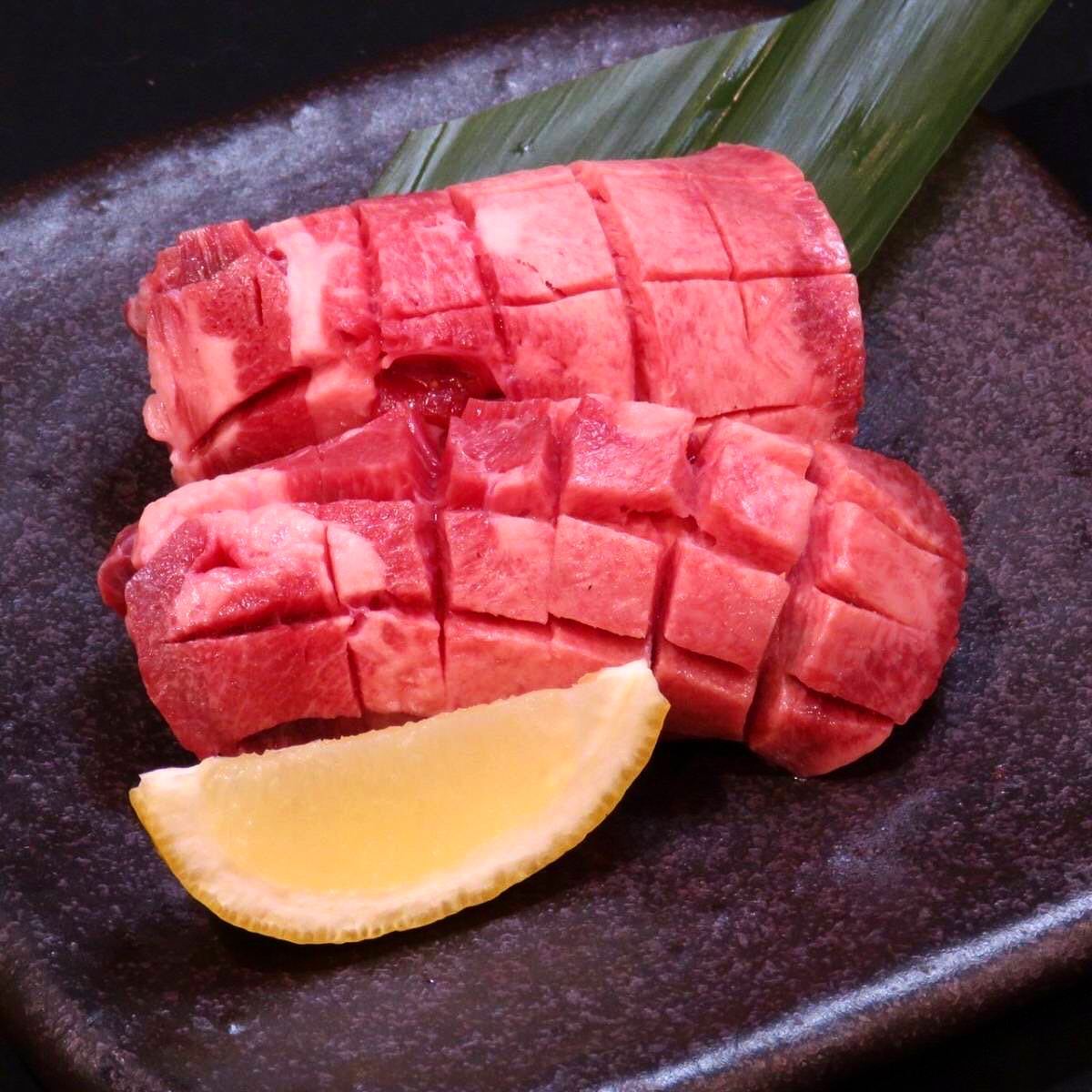 こんにちは！焼肉Jyuです！新メニューも続々登場して、既に召し上がられた方もいらっしゃると思いますが……今回は新メニュー、厚切り上牛タンのご紹介です！タン元という最も脂の乗った部位を使用しており、その厚さはなんと8ミリ！これまでの牛タンとは全く違う歯ごたえで食べ応え抜群️ネギ塩ダレとレモンのセットでさっぱりと召し上がるもよし！🍋塩コショウでシンプルにお肉を味わうもよし！🧂大満足いただける一品です0985-89-2915 宮崎県宮崎市橘通西３丁目８−８11:00~22:00#焼肉Jyu #焼肉 #焼肉ランチ #焼肉ディナー #ランチ #宮崎グルメ #宮崎 #宮崎牛