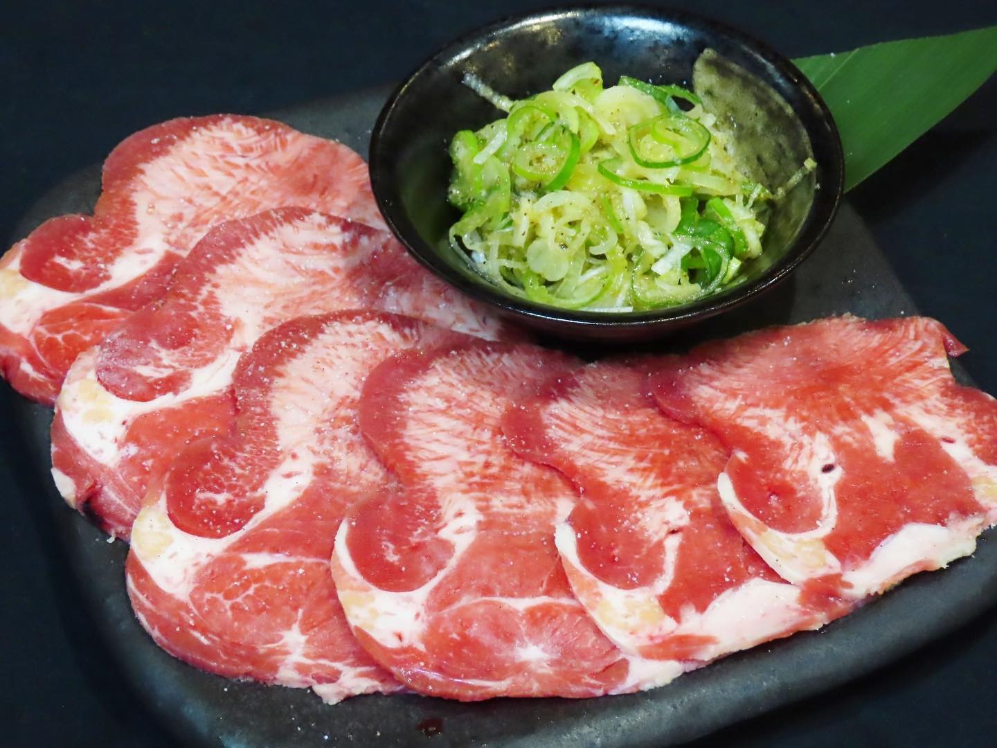 【不動の人気！ネギ塩ダレ牛タン】自家製のネギ塩がとても好評です！年中無休で11時30分から通し営業しております。牛タンとビールで昼飲みいかがですかー？#牛タン#生ビール#昼飲み#飲み放題#ハッピーアワー